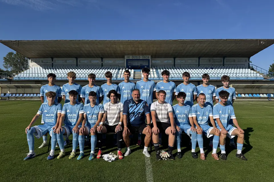 Hráči kategórie U19 klubu FK Slovan Duslo Šaľa na štadióne
