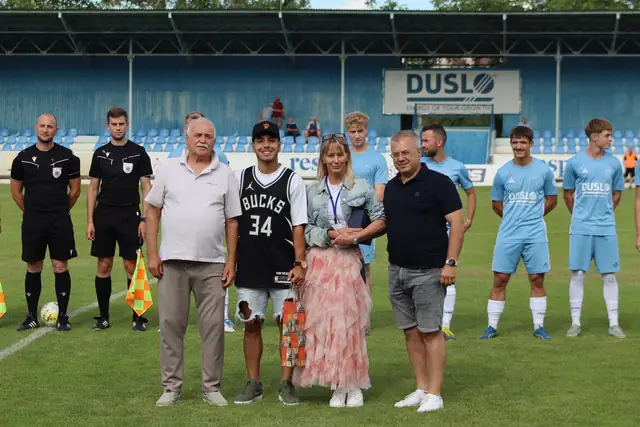 Rozlúčka s hráčom pred nastúpeným tímom na štadióne