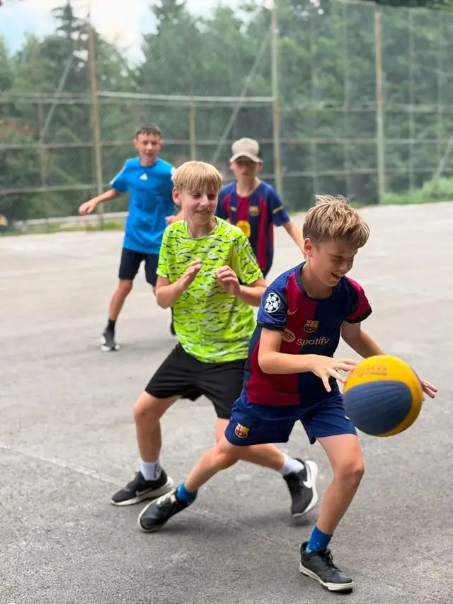 Dvaja chlapci v súboji o loptu na ihrisku