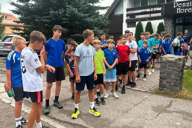 Mladí futbalisti klubu nastúpení pred budovou penziónu počas sústredenia v Králikoch